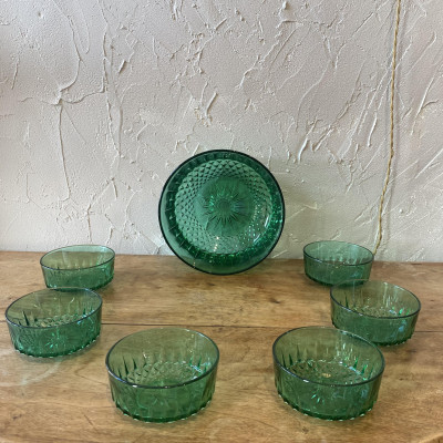 Saladier en verre taillé et...