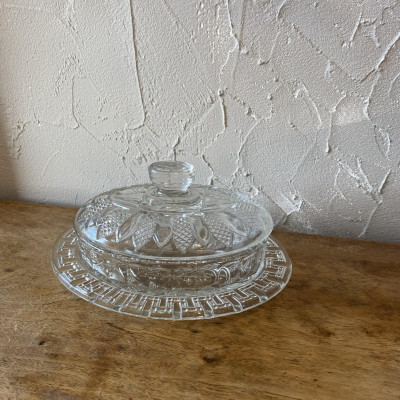 Beurrier en verre moulé pressé