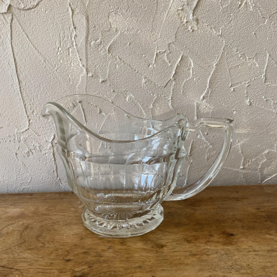 Pichet en verre ciselé