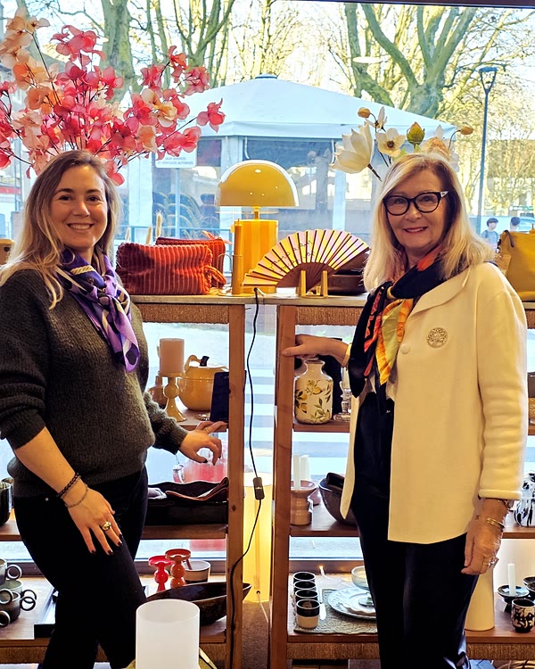 Het team van Couleurs et Tendances verwelkomt je in de winkel aan de rue du Faubourg Madeleine in Beaune