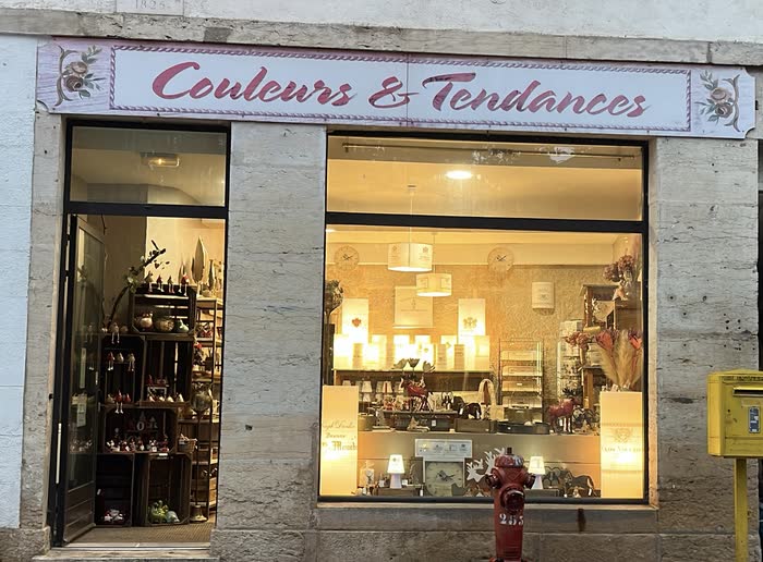 La vitrine de la boutique Couleurs et Tendances, rue du Faubourg Madeleine à Beaune