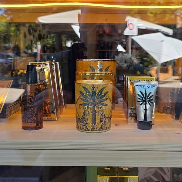 Kaarsen en huisparfums van Ortigia in de etalage