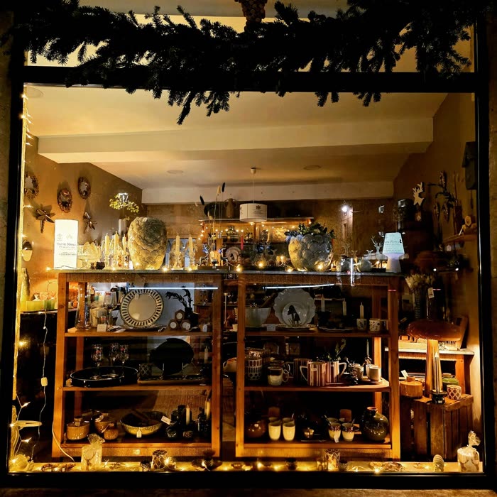 La vitrine de la boutique Couleurs et Tendances à Beaune, éclairée le soir