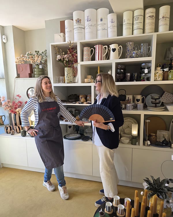 Het team van Couleurs et Tendances in de winkel in Beaune, onder de wijnetiketlampen