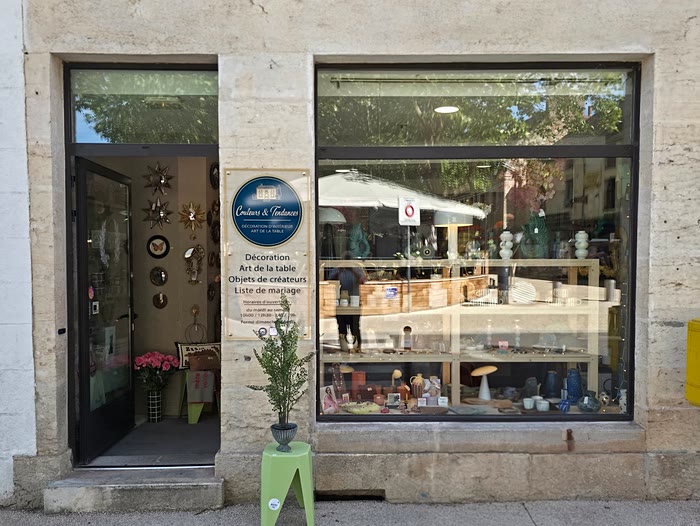 De gevel van de winkel Couleurs et Tendances aan de rue du Faubourg Madeleine in Beaune