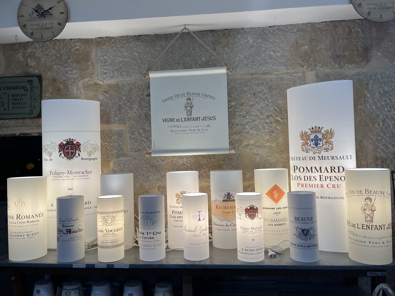 Lampes à étiquettes de vins de Bourgogne allumées, dans la boutique