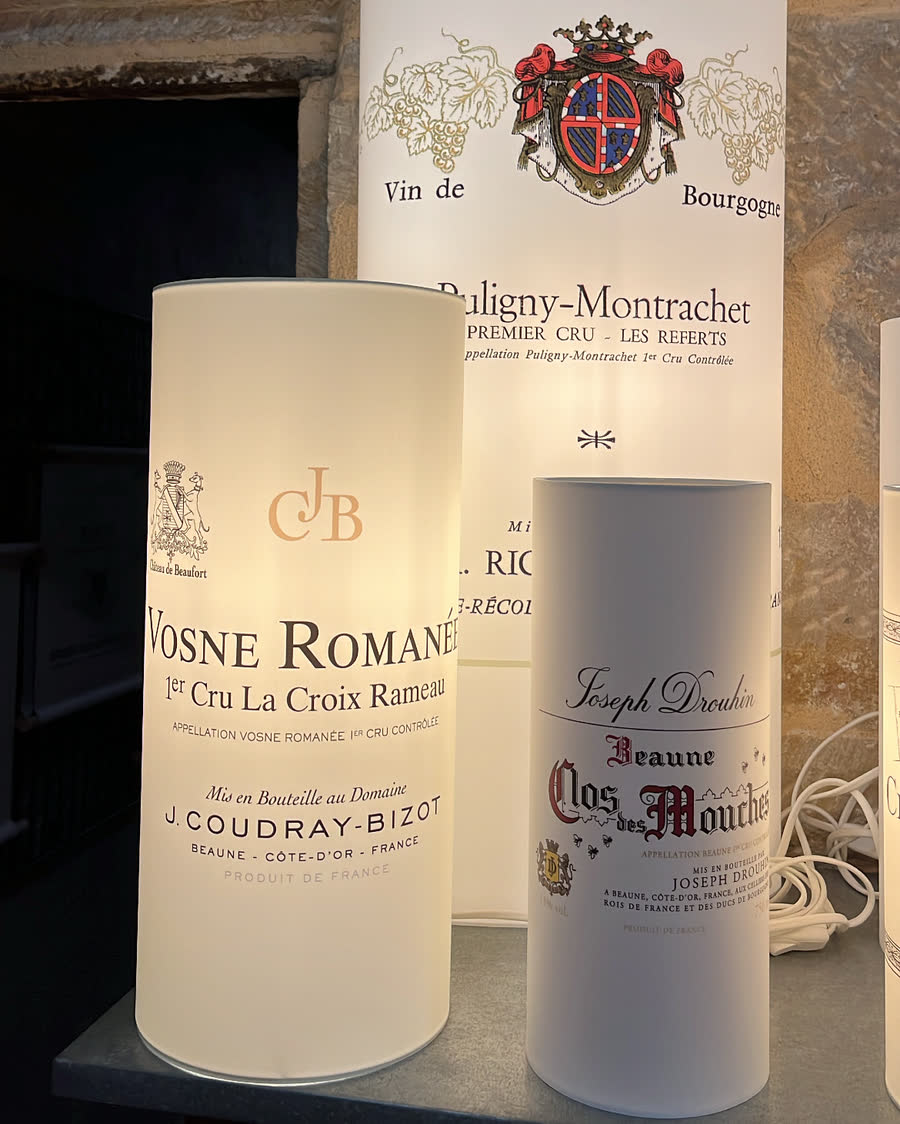 Lampes à poser habillées d'étiquettes de grands vins de Bourgogne