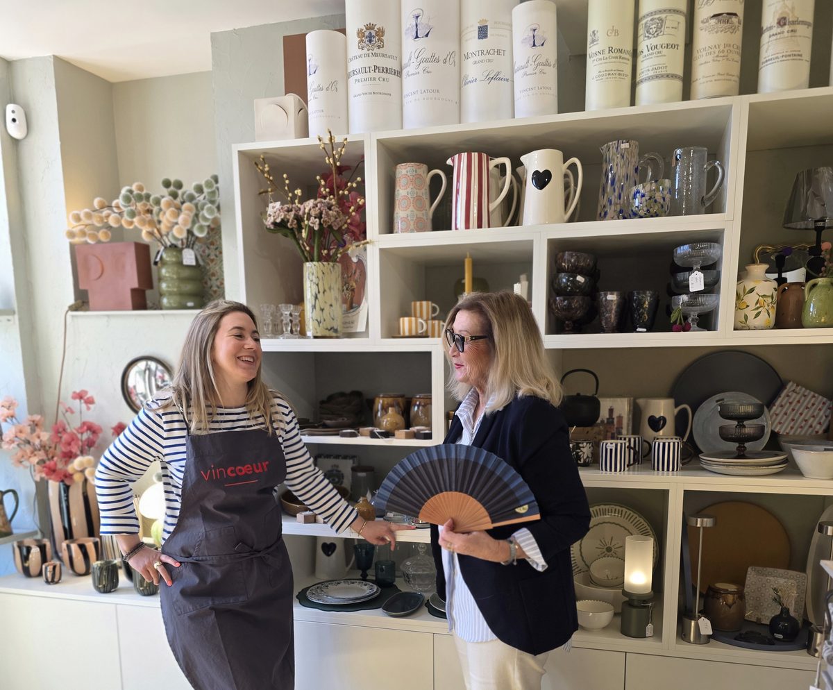 L'équipe dans la boutique, devant les lampes à étiquettes de vin et l'art de la table
