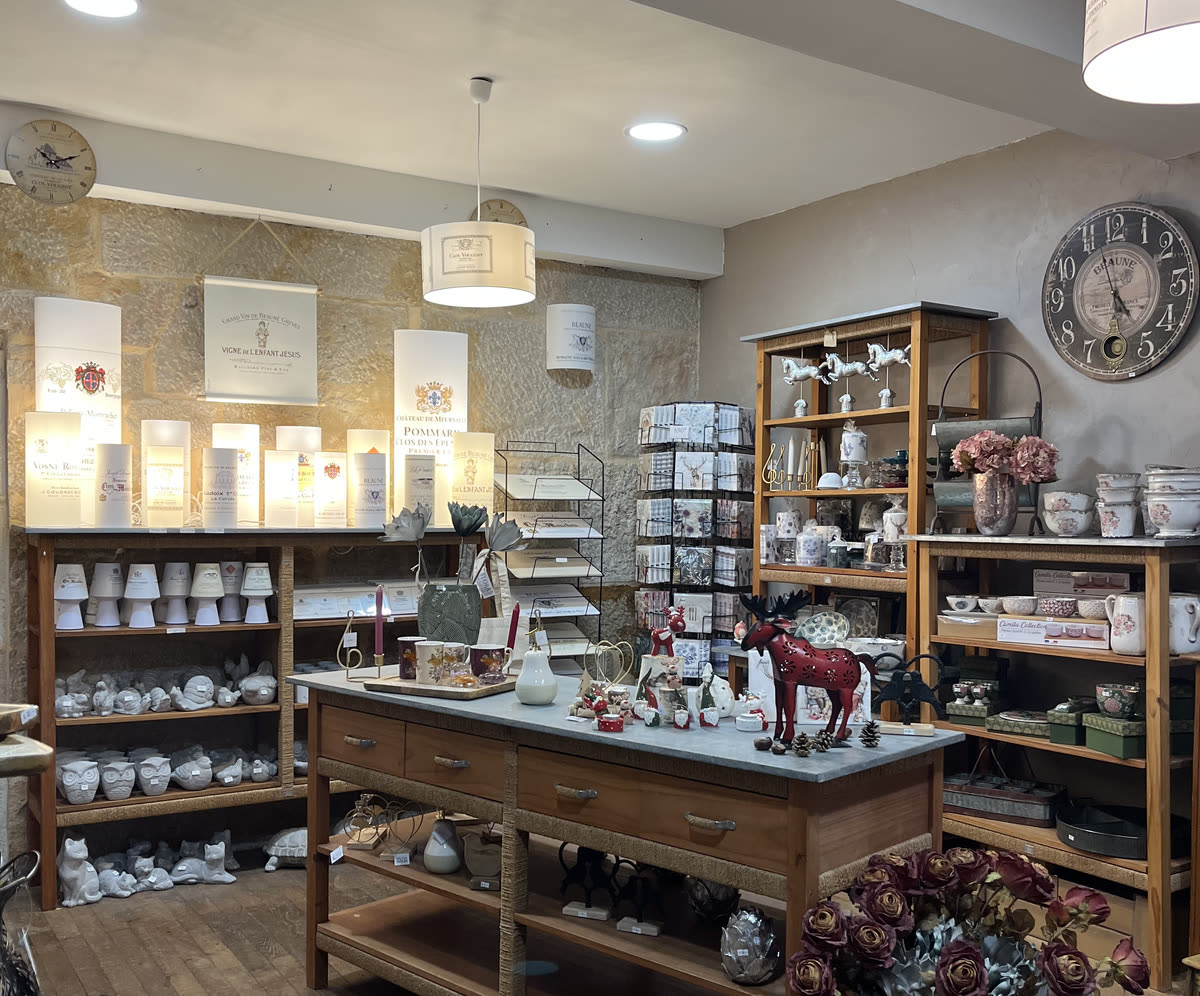 Het interieur van de winkel: wijnetiketlampen, klokken en tafelkunst