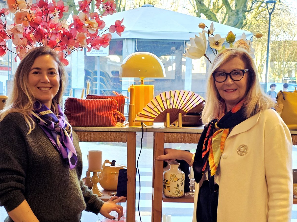 La vitrine de la boutique : lampe champignon jaune, éventail, vases et fleurs
